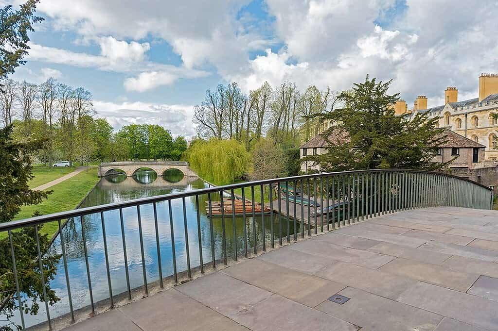 Garret Hostel Lane Bridge